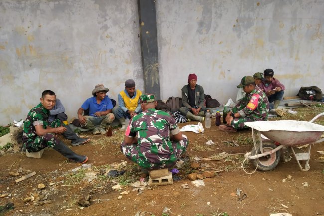 Babinsa Berikan Motivasi Pekerja Pembangunan KDKMP di Desa Penusupan