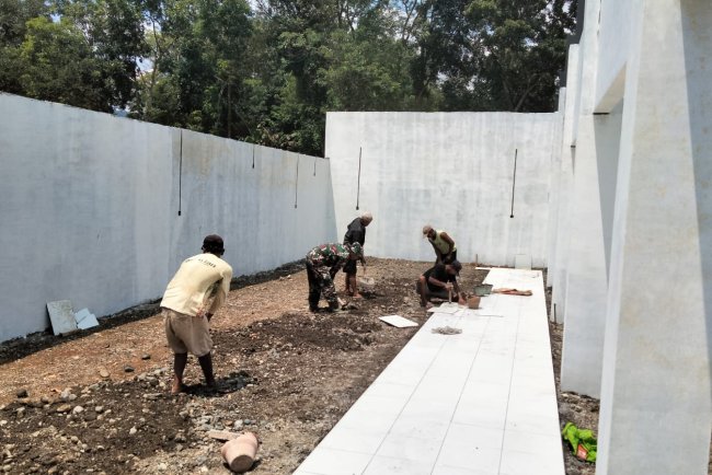 Babinsa Berta Kawal Pemasangan Keramik Gerai KDKMP di Susukan