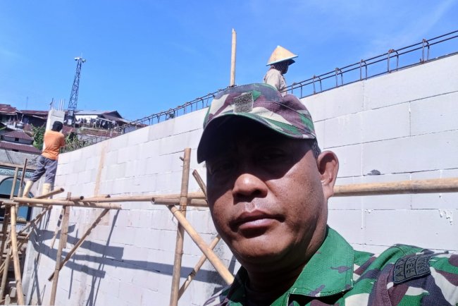 Babinsa Koramil 06 Kalibening Awasi Pengecoran Ring Balok KDKMP di Desa Bedana