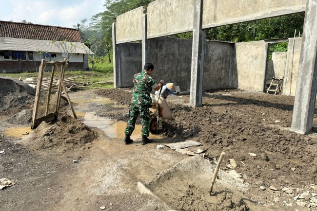 Babinsa Dampingi Progres Pengacian Dinding dan Leveling Tanah KDKMP di Desa Randegan