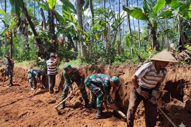 Babinsa Koramil 16 Pejawaran Melaksanakan Kerja Bakti bersama Masyarakat Pengecoran Jalan Usaha Tani