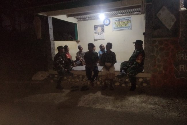 Patroli di Pos Kamling Desa kutawuluh