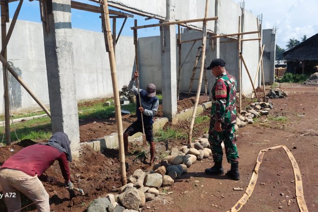 Babinsa Koramil 07 Mandiraja Awasi Pembangunan KDKMP di Desa Panggisari