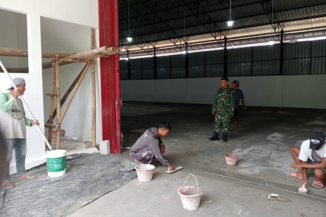 Babinsa Desa Wanakarsa Awasi Pembangunan KDKMP Fokus Pekerjaan Lantai Gudang dan Gerai