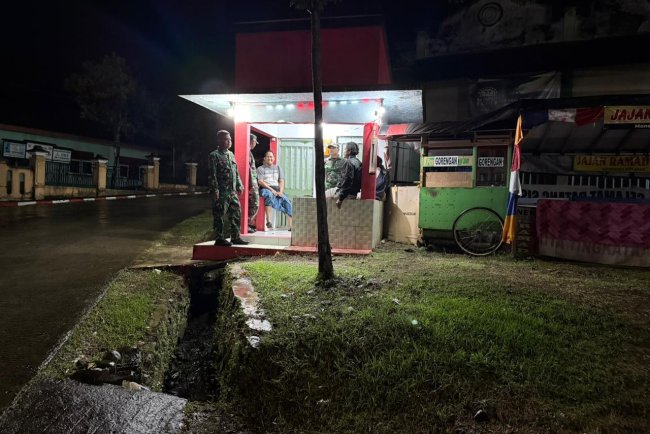 Anggota Koramil 12 Sigaluh Patroli Siskamling Bersama Warga Cegah Gangguan Kamtibmas