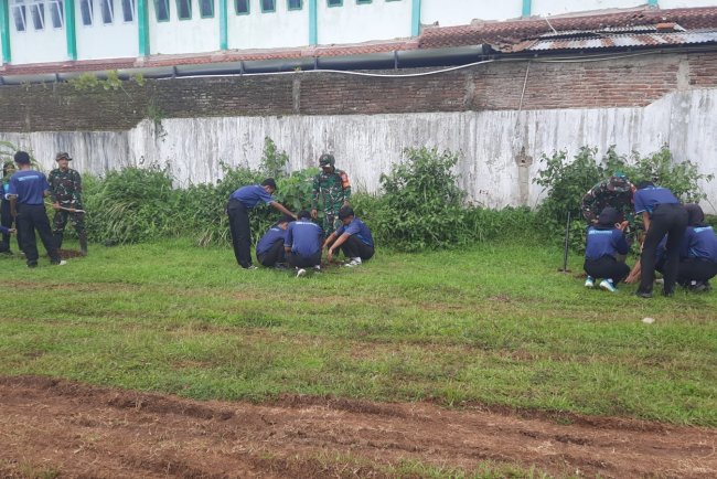 Koramil 03 Wanadadi dan SMK Cokroaminoto Bersinergi Tanam 100 Bibit Albasia 