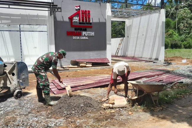 Babinsa Koramil 12 Sigaluh Dampingi Pembangunan KDKMP Desa Sawal