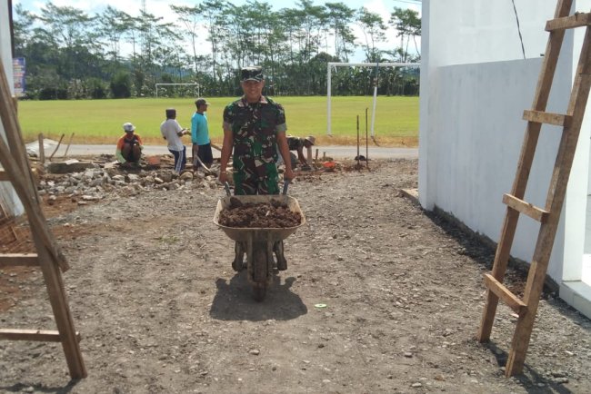 Jalan Menuju Harapan Babinsa Dampingi Pembangunan Akses KDKMP di Desa Bandingan
