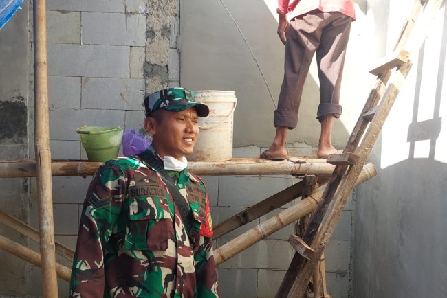 Di Antara Debu dan Semen Babinsa Dampingi Progres KDKMP Desa Panggisari