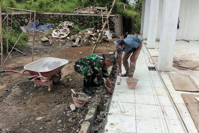 Teras Mulai Tertata Sentuhan Akhir KDKMP Desa Kemiri Kian Terlihat