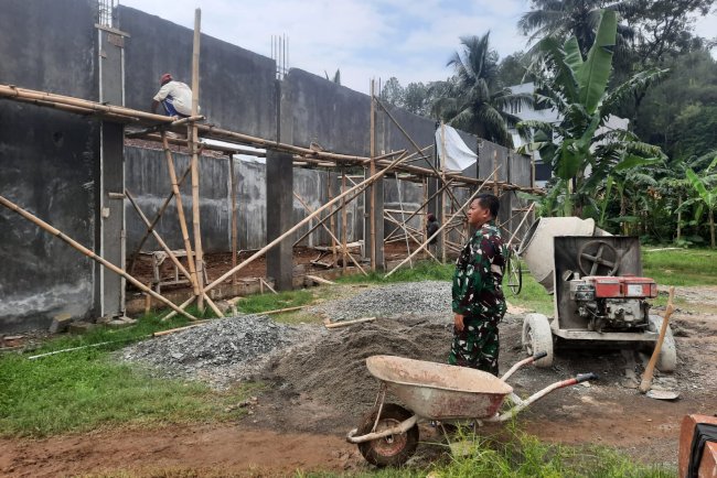 Sentuhan Akhir yang Menentukan Babinsa Dampingi Finishing KDKMP Desa Tapen