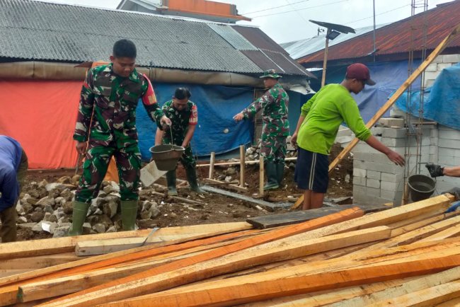 Danramil Kalibening Terjun langsung Bantu Warga Bantu RTLH