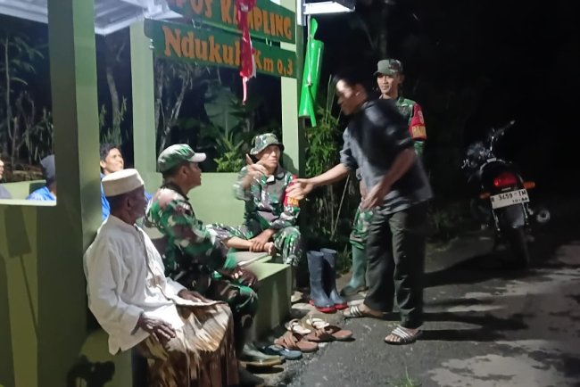 BABINSA KORAMIL 18/PAGENTAN MELAKSANAKAN PATROLI MALAM