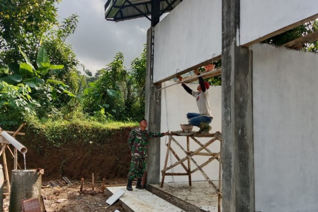 Keramik Mulai Terpasang KDKMP Purwasana Kian Menampakkan Wajah Akhir