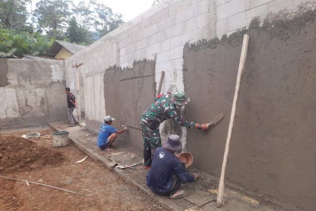 Babinsa Koramil 14 Madukara Awasi Pembangunan KDKMP di Desa Gununggiana