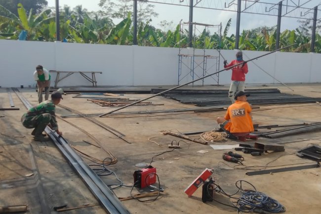 Babinsa Koramil 11 Punggelan Awasi Pembangunan KDKMP di Desa Tribuana