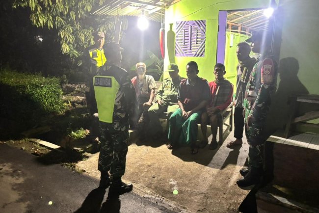 Babinsa Koramil 02 Klampok Bersama Satuan Linmas Dan Banser Aktif Dalam Kegiatan Siskamling