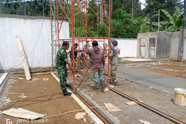 Babinsa Koramil 17 Wanayasa Awasi Pembangunan KDKMP di Desa Bantar