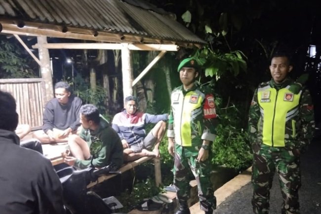 Babinsa Cek Pos Siskamling Desa Karangjambe Pastikan Keamanan Warga Tetap Terjaga