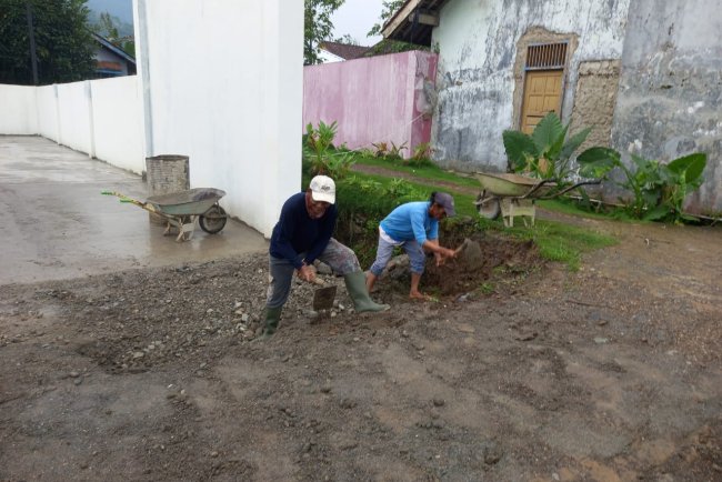 Rangka Atap Mulai Berdiri KDKMP Desa Tlaga Terus Menatap Selesai