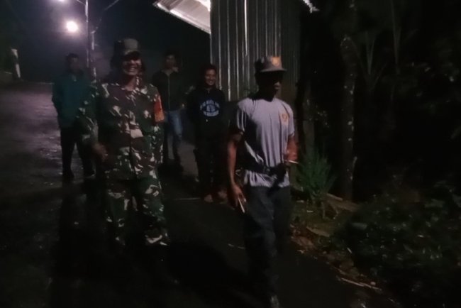 Meningkatkan kewaspadaan Babinsa Bersama Warga Melaksanakan Patroli Siskamling