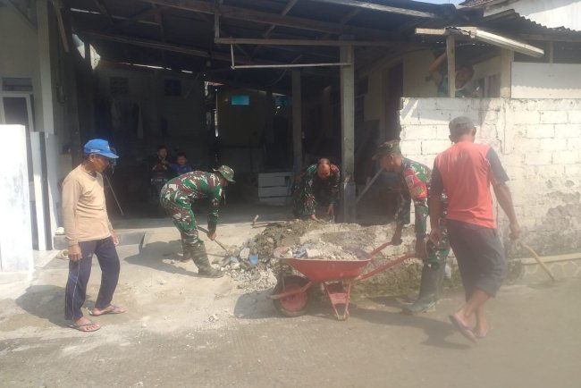 Babinsa Koramil 13 Banjarmangu Sigap Bantu Warga Bangun RTLH