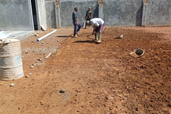 Babinsa Koramil 11 Punggelan Awasi Pembangunan KDKMP di Desa Tanjungtirta