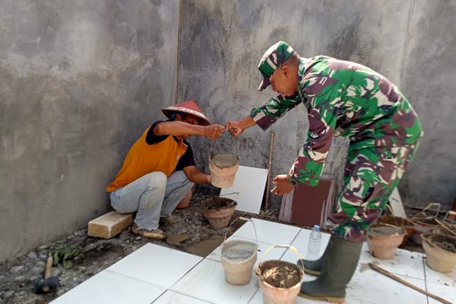 Babinsa Koramil 12 Sigaluh Dampingi Pembangunan KDKMP di Desa Tunggara