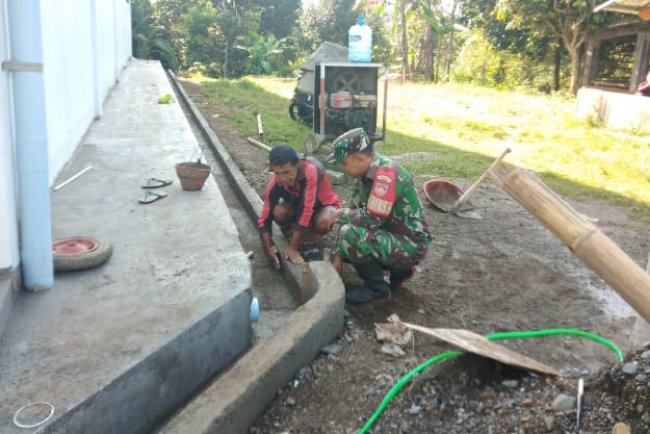 Babinsa Koramil 11 Punggelan Awasi Pembangunan KDKMP di Desa Danakerta