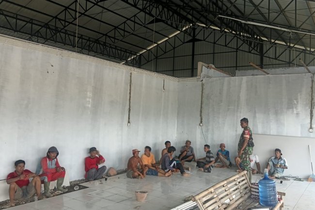Babinsa Dampingi Pembangunan KDKMP di Desa Karangsalam