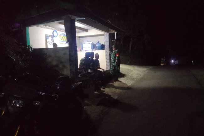Patroli di Pos Kamling Desa kutawuluh