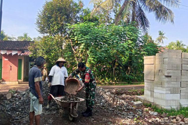 Babinsa Koramil 07 Mandiraja Awasi Pembangunan KDKMP di Desa Somawangi