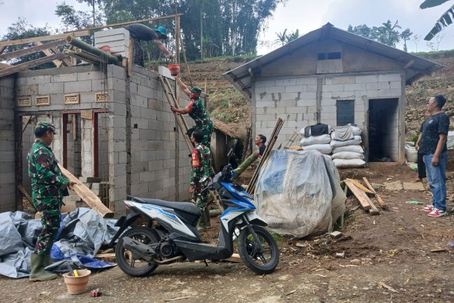 Anggota Koramil 17 Wanayasa Kerja Bakti Bantu pembangunan RTLH