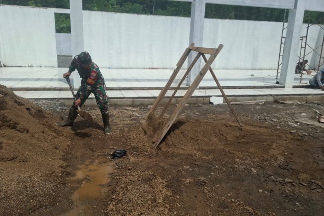 Babinsa Koramil 12 Sigaluh Awasi Pembangunan KDKMP di Desa Randegan