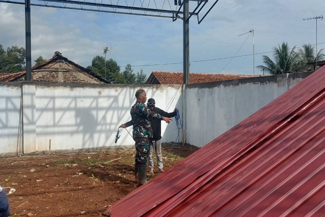 Babinsa Koramil 01 Banjarnegara Awasi Pembangunan KDKMP di Kelurahan Sokanandi