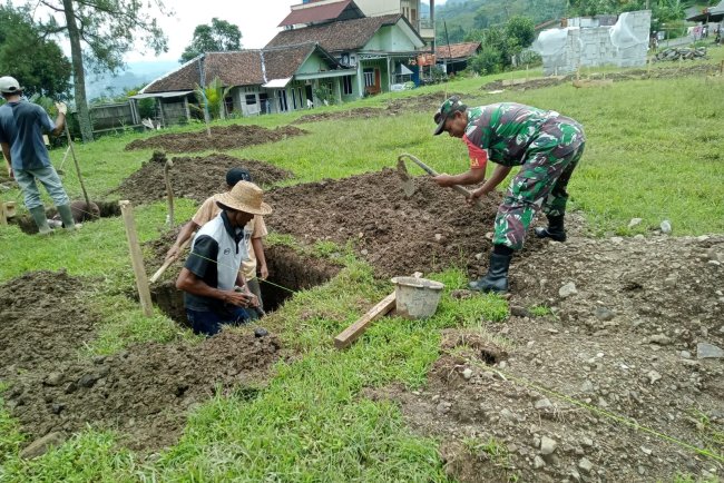Babinsa Koramil 18 Pagentan Awasi Pembangunan KDKMP di Desa Kayuares