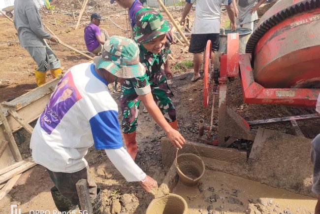 Babinsa Koramil 12 Sigaluh Awasi Pembangunan KDKMP di Kelurahan Kalibenda