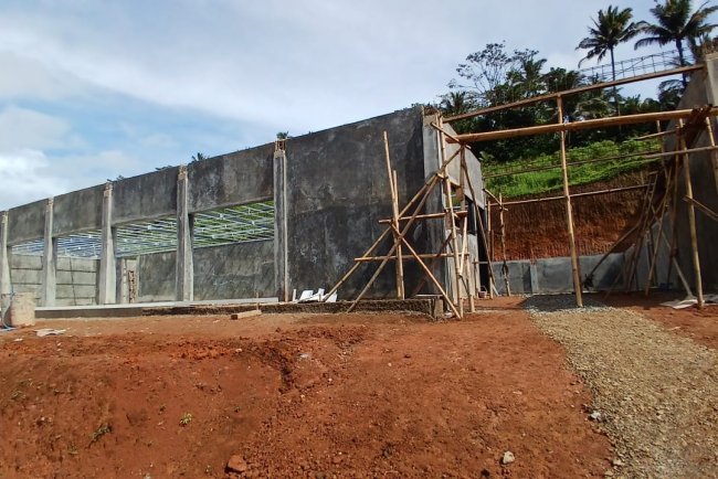 Babinsa Koramil 11 Punggelan Awasi Pembangunan KDKMP di Desa Tanjungtirta