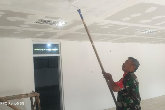 Babinsa Koramil 12 Sigaluh Awasi Pembangunan KDKMP di Desa Kemiri