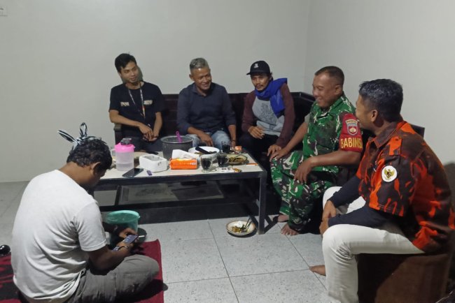 Babinsa Koramil 11 Punggelan Bersama Ormas Dan Warga Laksanakan Patroli Malam Hari