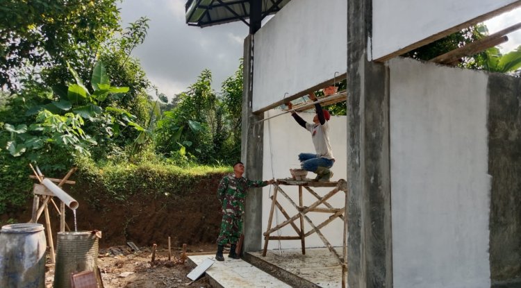 Keramik Mulai Terpasang KDKMP Purwasana Kian Menampakkan Wajah Akhir