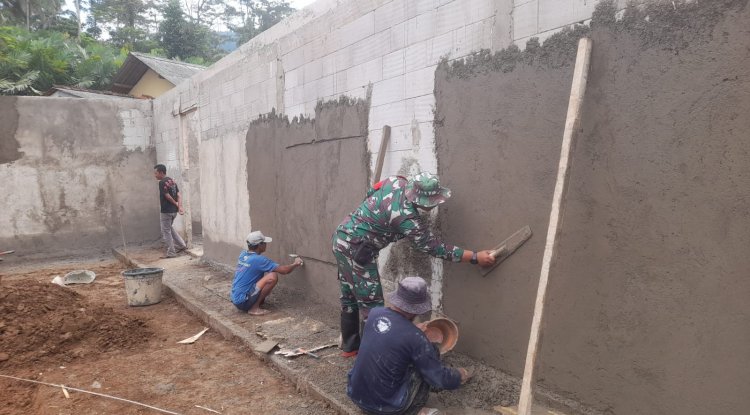 Babinsa Koramil 14 Madukara Awasi Pembangunan KDKMP di Desa Gununggiana