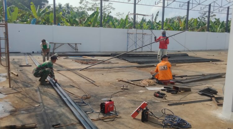 Babinsa Koramil 11 Punggelan Awasi Pembangunan KDKMP di Desa Tribuana