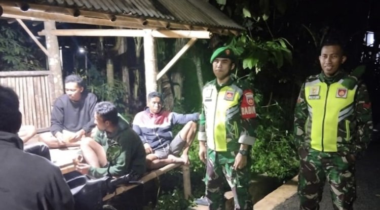Babinsa Cek Pos Siskamling Desa Karangjambe Pastikan Keamanan Warga Tetap Terjaga