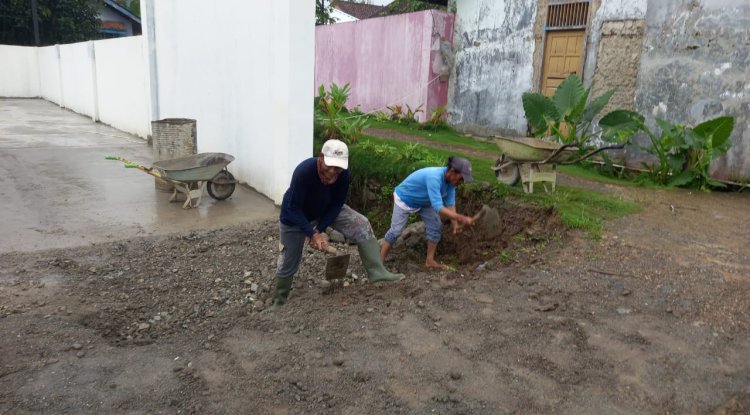 Rangka Atap Mulai Berdiri KDKMP Desa Tlaga Terus Menatap Selesai