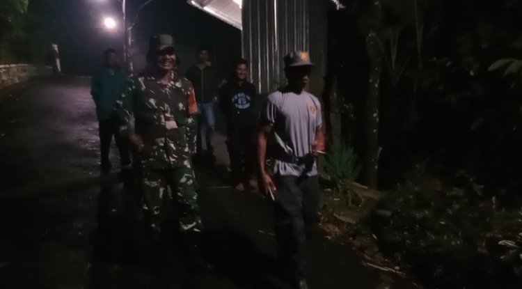 Meningkatkan kewaspadaan Babinsa Bersama Warga Melaksanakan Patroli Siskamling