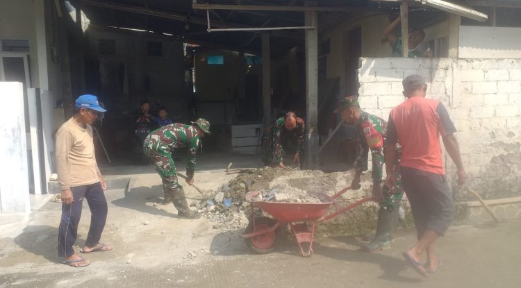 Babinsa Koramil 13 Banjarmangu Sigap Bantu Warga Bangun RTLH