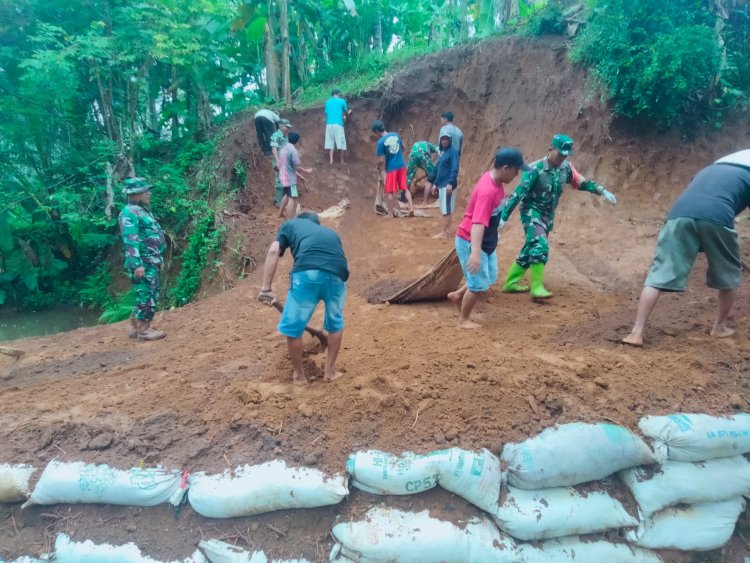 Koramil 08 Purwanegara melaksanakan kerja bakti pelebaran jalan usaha tani
