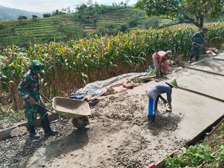 Koramil 10 Bawang Bangun Jalan Usaha Tani di Desa Wanadri