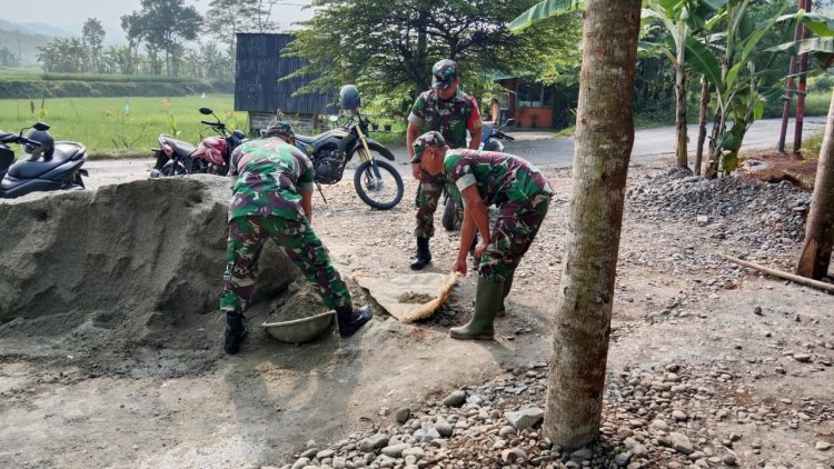 Danramil 11 Punggelan pimpin Bangun RTLH Bapak Tursino di Petuguran
